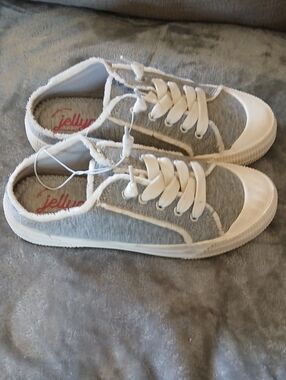 Jellypop Women’s Light Gray Canvas Low-Top Sneakers with White Trim